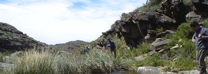 Sendero de trekking entre las rocas de la sierra